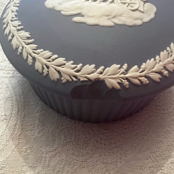 Blue and Cream Decorative Box (CHIPPED LID) - Picture 4 of 4